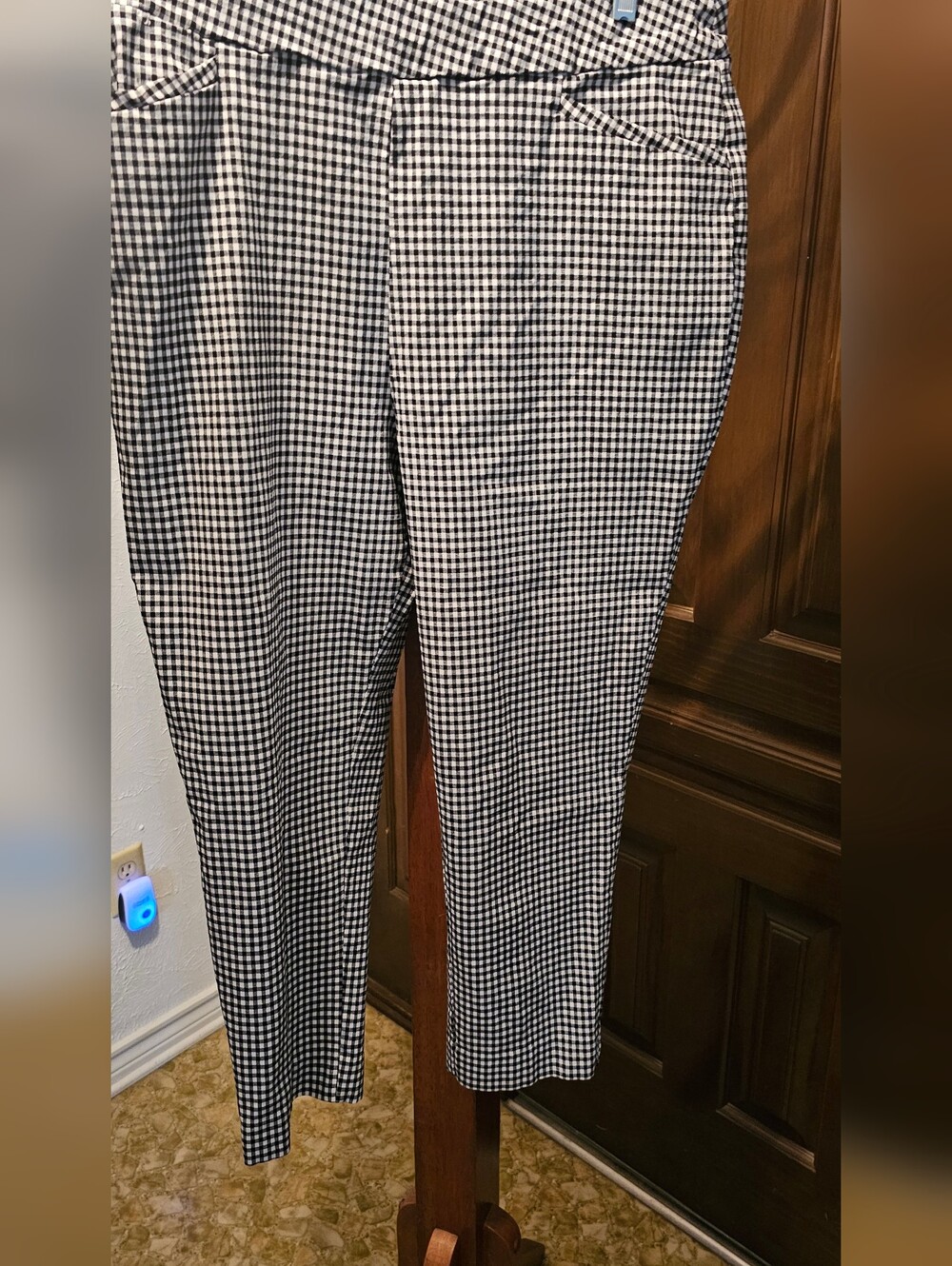 Classic Black & White Gingham Cropped Pants. Size 18/20